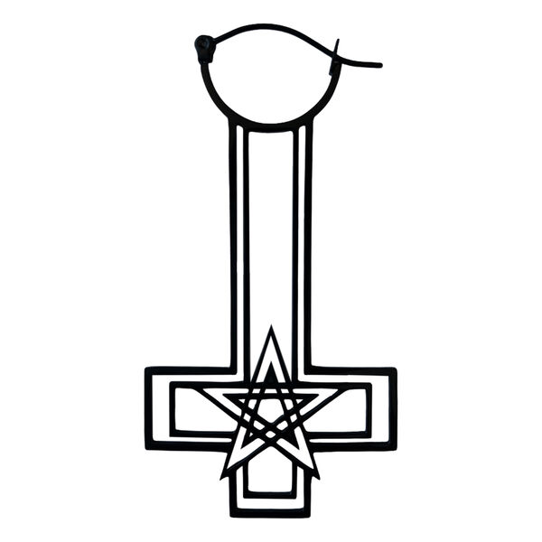 Schwarze Ohrringe in Form eines Kreuzes mit Pentagramm auf weißem Hintergrund