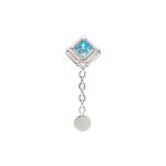 Accesorio de cadena plateado con cristal azul cuadrado sobre fondo blanco