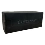Caja de cartón negra con logo de Cheyenne, fotografiada de lado