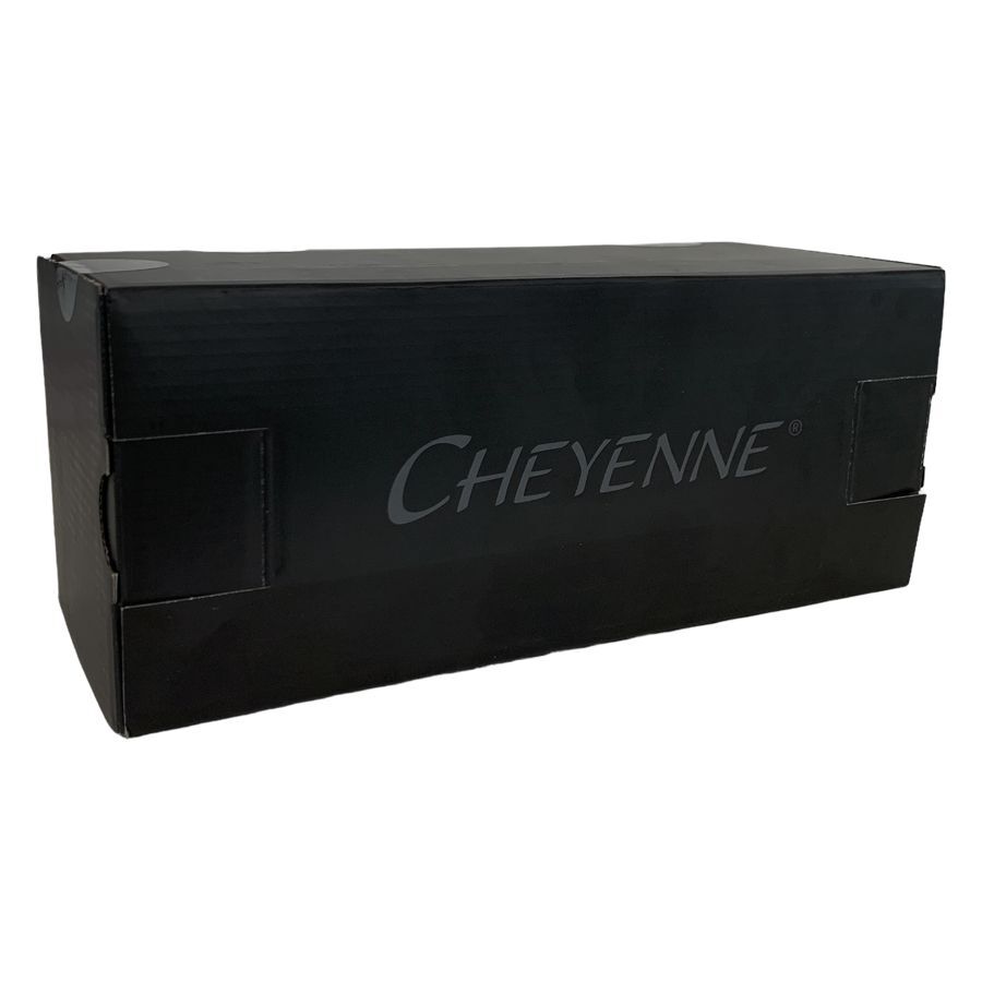 Caja de cartón negra con logo de Cheyenne, fotografiada de lado