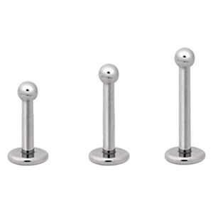 Caviar Labret aus Titan in Silber Silberne Caviar Labrets aus Titan vor weißem Hintergrund