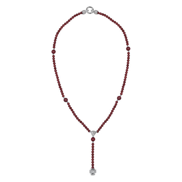 Collar rojo oscuro de la Get Nude Collection con colgante plateado sobre fondo blanco