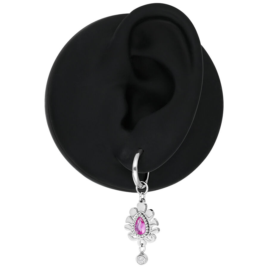 Orecchino d'argento con pendente di cristallo rosa su un modello di orecchio nero
