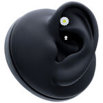 Schwarzes Piercing mit weißer Blume, platziert in einem schwarzen Ohr-Modell