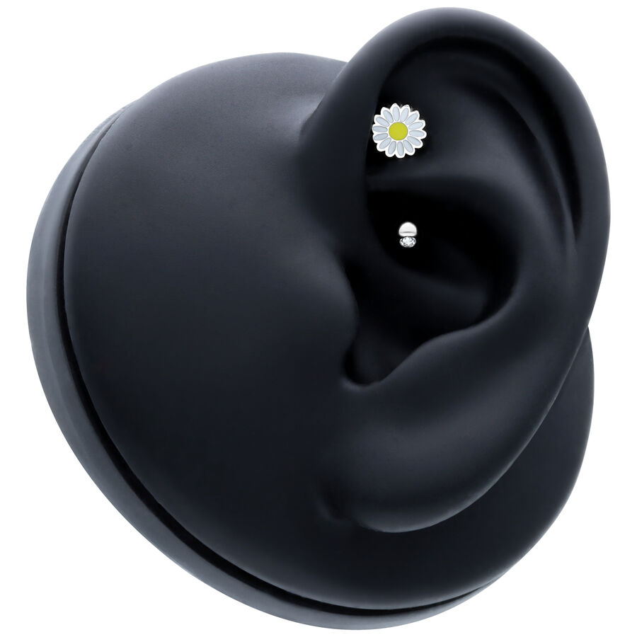 Schwarzes Piercing mit weißer Blume, platziert in einem schwarzen Ohr-Modell