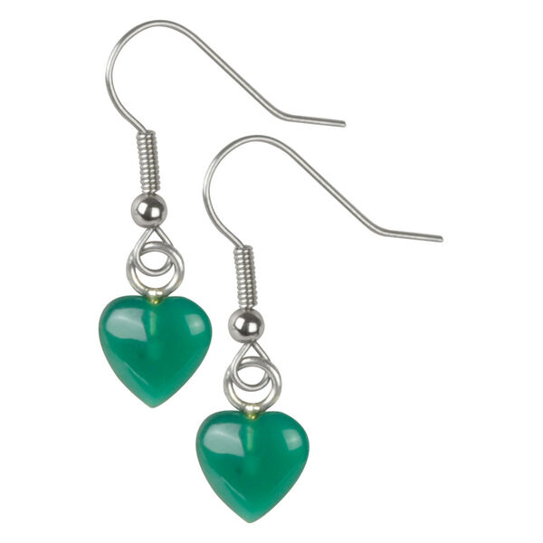 Pendientes de forma de corazón verde de plata sobre fondo blanco