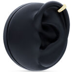 Hinged Ring aus 14K Gold mit Kristallen an einem schwarzen Modell-Ohr