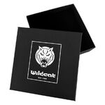 Caja cuadrada negra con logo de Wildcat, posición abierta