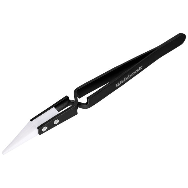 Pinza nera per gioielli con punta in ceramica bianca su sfondo bianco