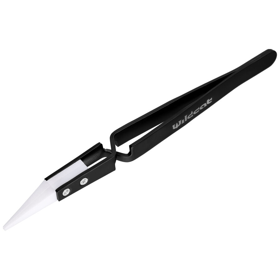 Pinza nera per gioielli con punta in ceramica bianca su sfondo bianco