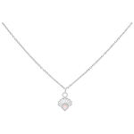 Collana in argento con ciondolo a ventaglio in opale su sfondo bianco