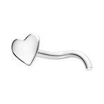 Piercing de nariz en forma de corazón plateado con poste curvado sobre fondo blanco