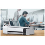 Stampante Epson a grande formato bianca SC-T3100x su scrivania in legno in ufficio