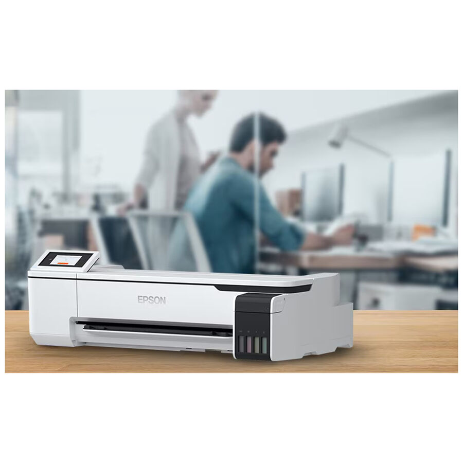 Stampante Epson a grande formato bianca SC-T3100x su scrivania in legno in ufficio