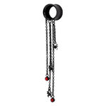 Túnel de acero quirúrgico negro con cadenas colgantes y colgantes de arañas rojas