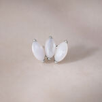 Argento Push Fit Lotus con tre Pietre di Luna su sfondo neutro