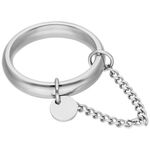 Anello argento con catena e ciondolo rotondo su sfondo bianco