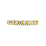 Anello d'oro con diamanti chiari su sfondo bianco