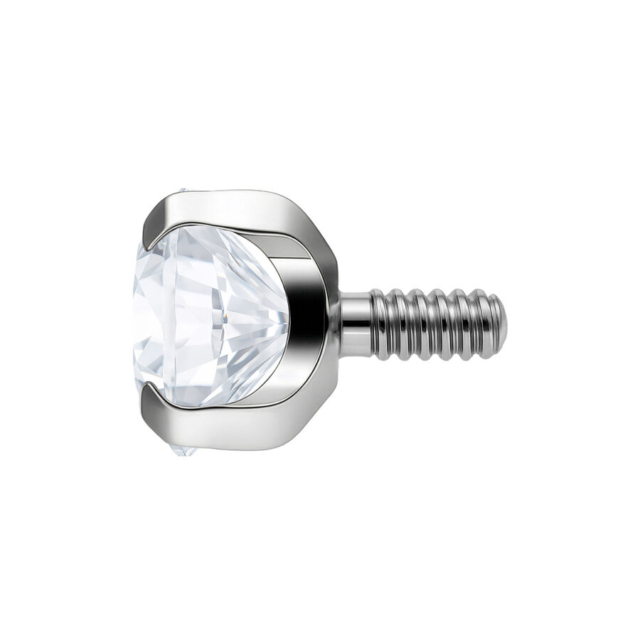 Accesorio plateado Prong Set con piedra cristalina sobre fondo blanco