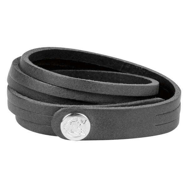 Pulsera de cuero negra con diseño enrollable y logo plateado sobre fondo neutro