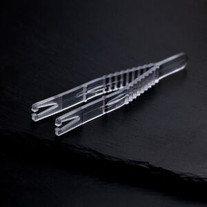 Sterile Triangel Piercingzange auf schwarzem Hintergrund Klare sterile Triangel Piercingzange auf schwarzem Hintergrund, einzeln verpackt