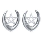 Due Ear Saddles argentati in acciaio chirurgico con pentagramma su sfondo bianco