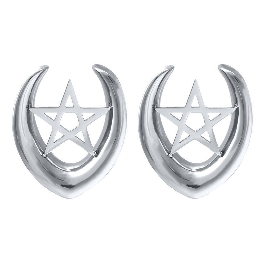 Due Ear Saddles argentati in acciaio chirurgico con pentagramma su sfondo bianco