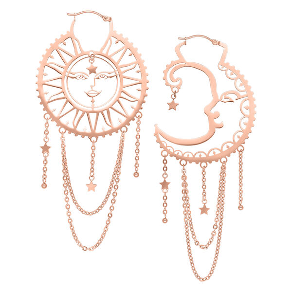 Aros de oro rosa con diseño de sol y luna, cadenas y colgantes de estrellas sobre fondo blanco
