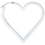 Aros plateados en forma de corazón de acero inoxidable sobre fondo blanco
