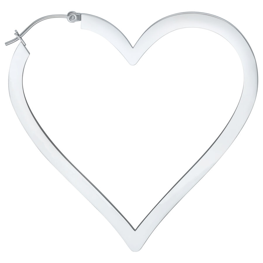 Aros plateados en forma de corazón de acero inoxidable sobre fondo blanco