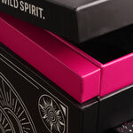 Primo piano di un calendario dell'Avvento Wildcat nero e rosa con design grafici.