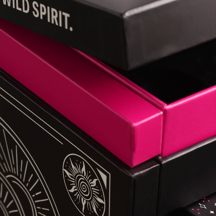 Primo piano di un calendario dell'Avvento Wildcat nero e rosa con design grafici.