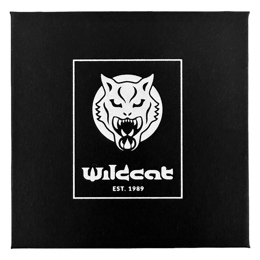 Caja negra con logo de Wildcat y texto 'EST. 1989' sobre fondo blanco