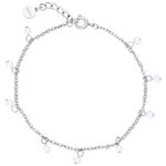Silbernes Armband mit kleinen Perlen auf weißem Hintergrund