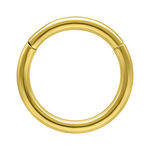 Runder, goldener Klappring aus 14K Gold auf weißem Hintergrund