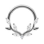 Silberner Septum Clicker mit Kristall-Blatt-Design auf weißem Hintergrund