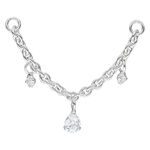 Cadena de piercing plateada con tres gotas de cristal claro sobre fondo blanco