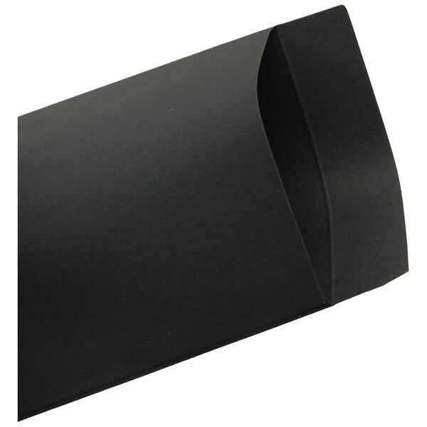 Schwarze Geschenktüte aus Papier auf weißem Hintergrund, leicht geöffnet