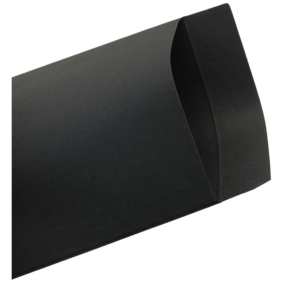 Schwarze Geschenktüte aus Papier auf weißem Hintergrund, leicht geöffnet