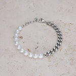Bracciale con perle bianche e catena argentata su pietra chiara