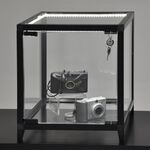 Cubo vetrina in vetro nero con strisce LED, due fotocamere all'interno