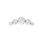 Inserto in cristallo argento con cinque cristalli chiari su sfondo bianco