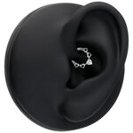 Clicker per septum in argento con cristalli a forma di cuore su orecchio modello nero