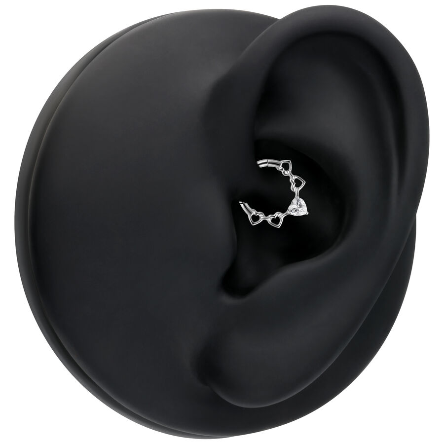 Clicker per septum in argento con cristalli a forma di cuore su orecchio modello nero