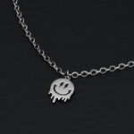 Bracciale argento con ciondolo Smiley su sfondo nero