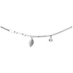Silbernes Armband mit einem geriffelten Blattanhänger und kleinem Kristallanhänger auf weißem Hintergrund