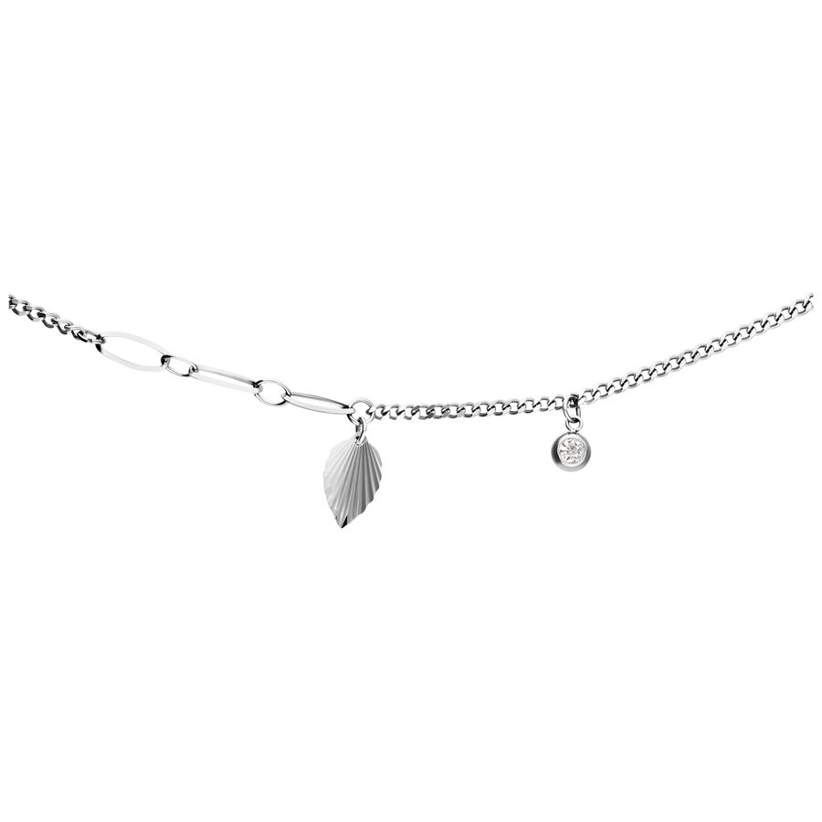 Silbernes Armband mit einem geriffelten Blattanhänger und kleinem Kristallanhänger auf weißem Hintergrund
