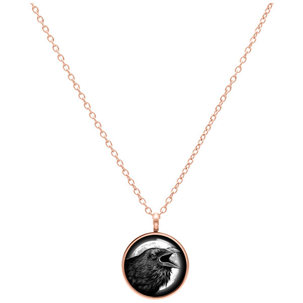 Collar en oro rosa con colgante de un cuervo sobre fondo blanco