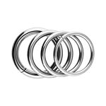 Cuatro anillos articulados de plata, apilados, sobre fondo blanco