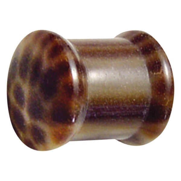 Brauner Leopardenmuster Plug aus Polyester auf weißem Hintergrund